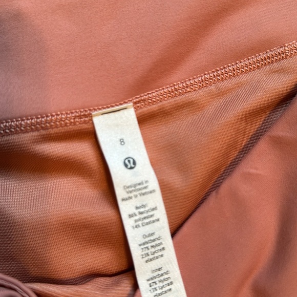 Lululemon Speed Up shorts in size 8 in 4-inch length in EUC - Picture 2 of 4